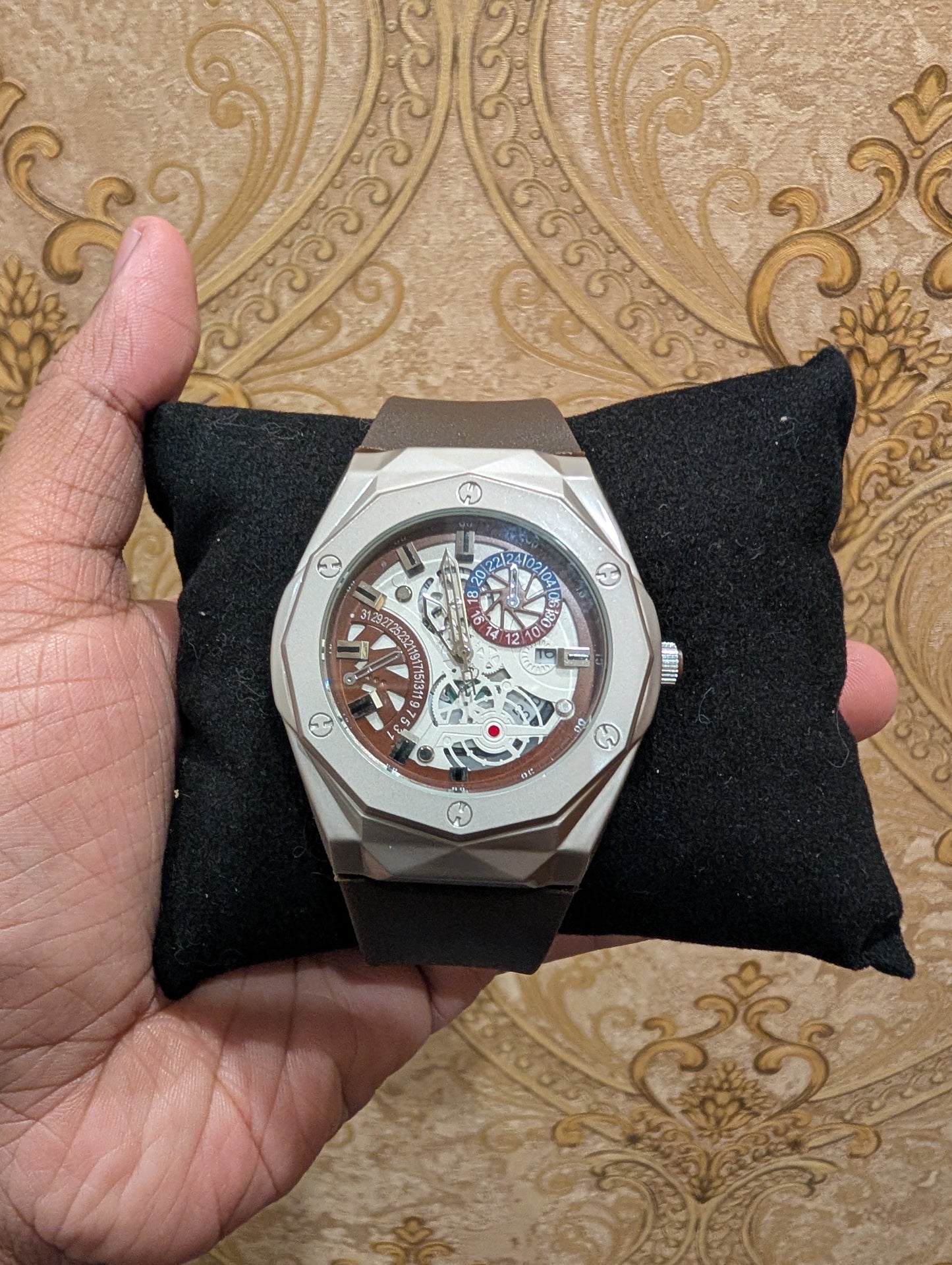 Hublot Diamond Cut Men's Watch – Platinum Case | Luxury Design | Date Function
