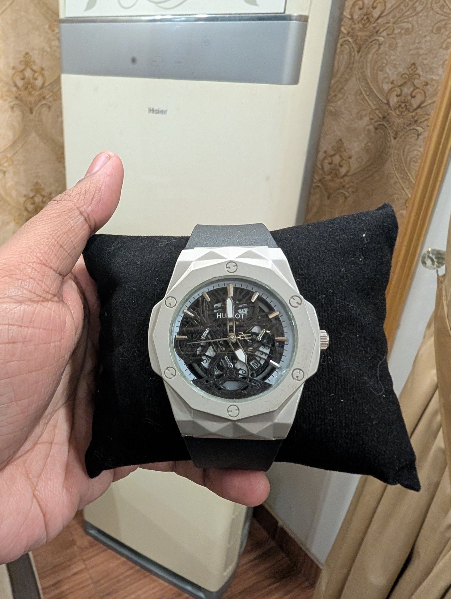 Hublot Diamond Cut Men's Watch – Platinum Case | Luxury Design | Date Function
