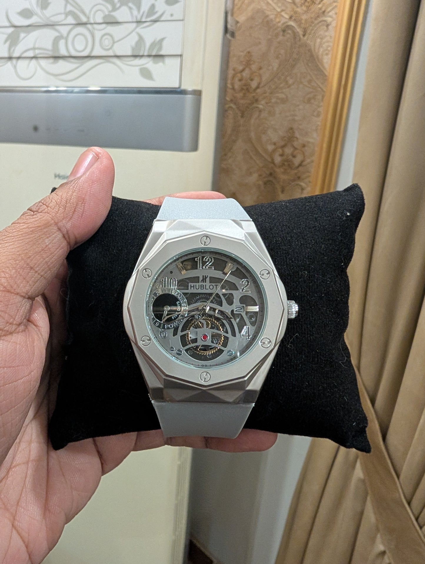 Hublot Diamond Cut Men's Watch – Platinum Case | Luxury Design | Date Function