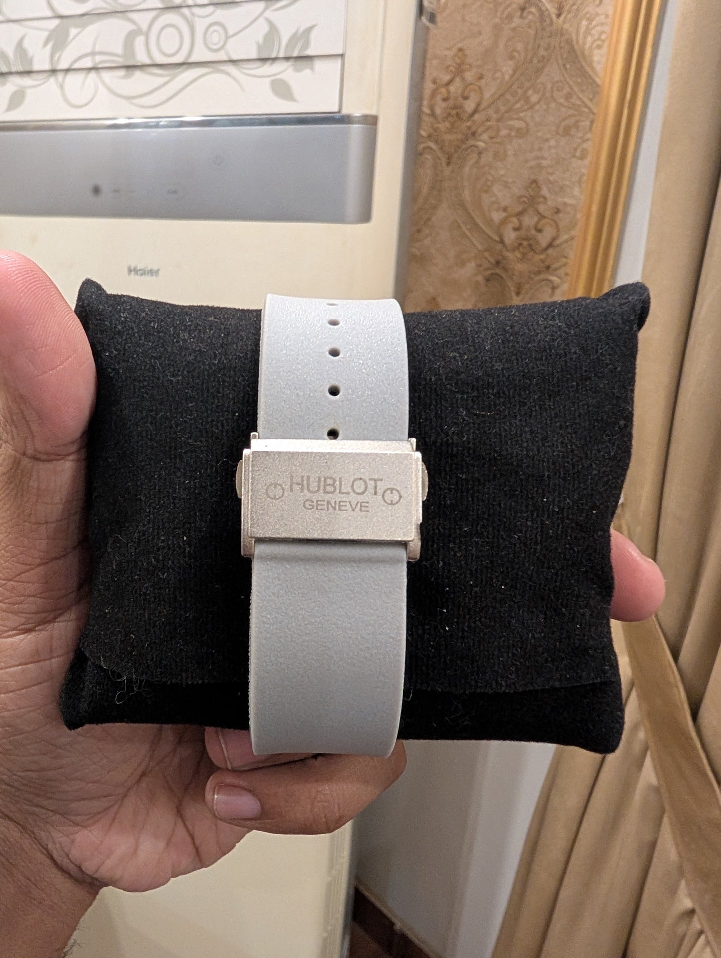 Hublot Diamond Cut Men's Watch – Platinum Case | Luxury Design | Date Function